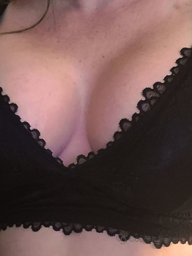 Hotwifelisariya's photo